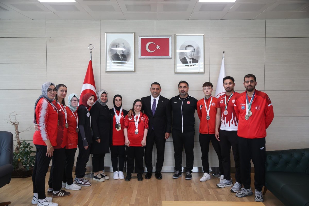 Hamza Yerlikaya, şampiyonları kutladı