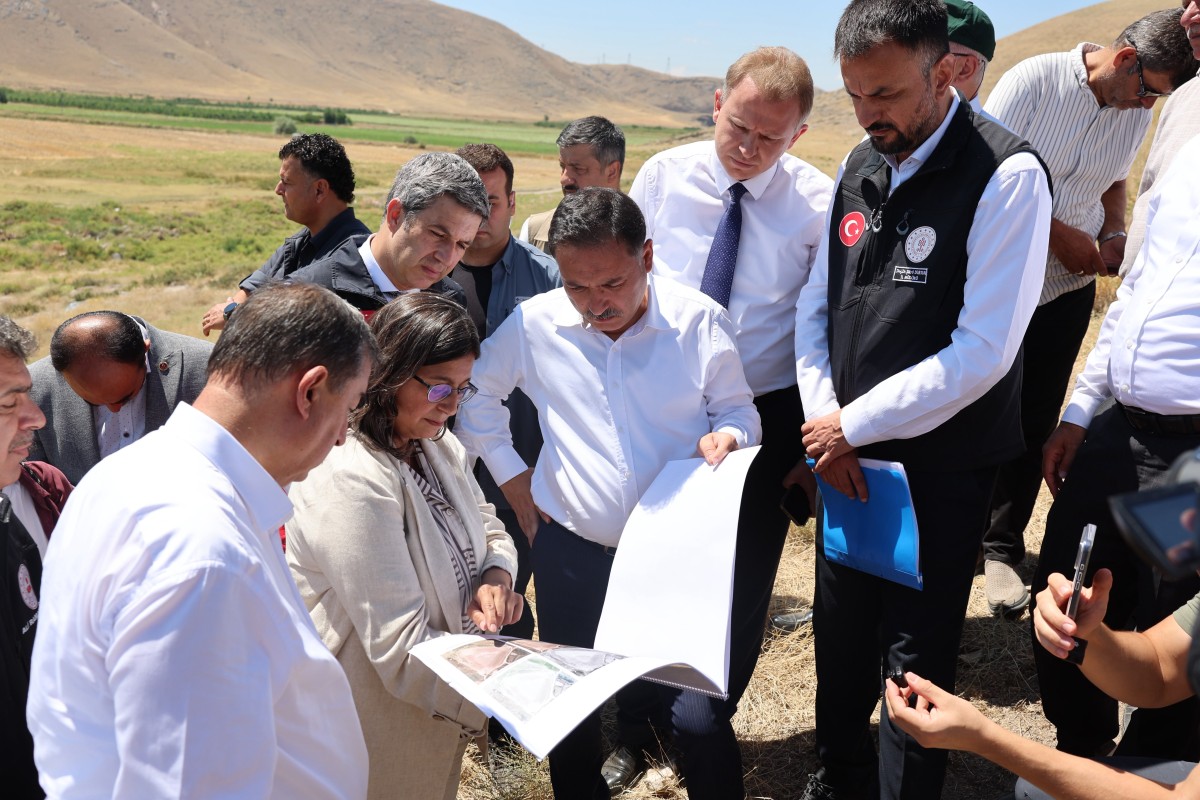 Vali Gökmen Çiçek, Eğriköy Höyük Kazı alanını inceledi