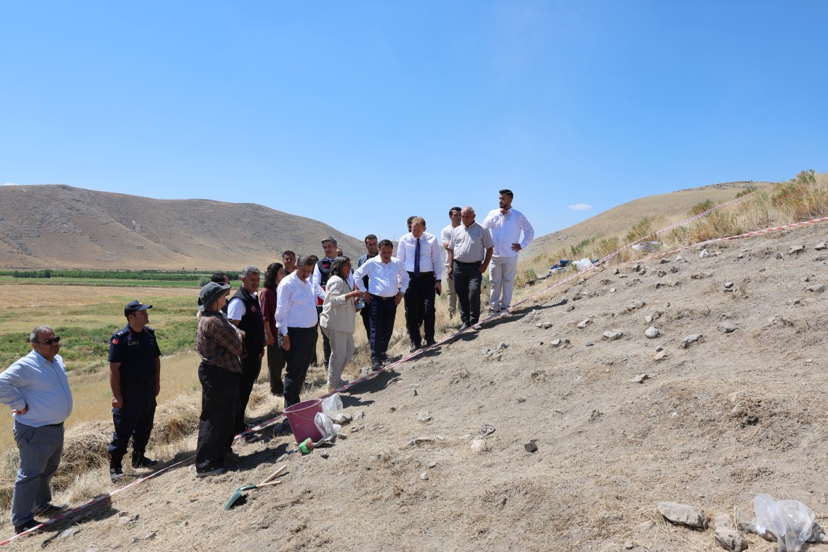 Vali Gökmen Çiçek, Eğriköy Höyük Kazı alanını inceledi